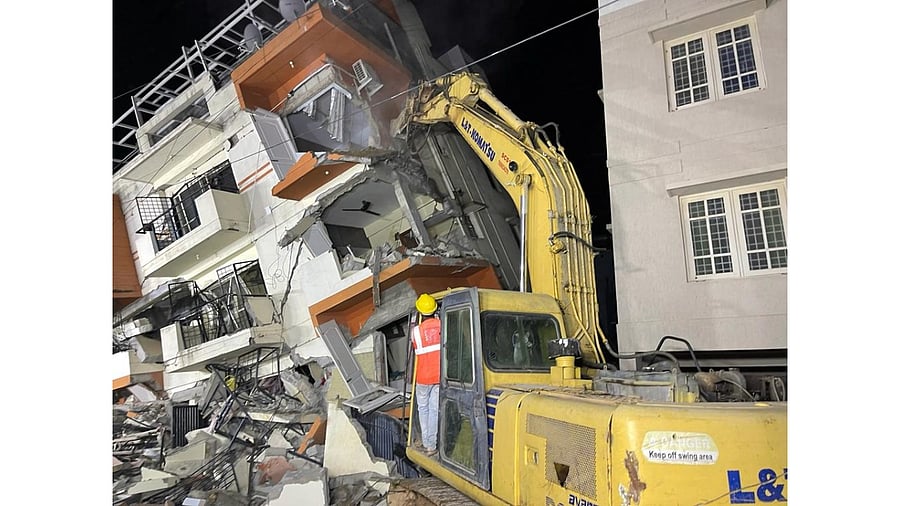 BBMP officials began dismantling of the collapsed multi-storey building at Doctors' colony of Kasturinagar. Credit: Special Arrangment