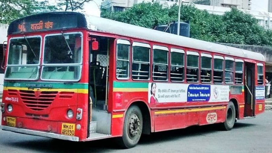BEST buses and many of the traditional 'black-yellow cabs' remained off roads. Credit: Wikimedia Commons
