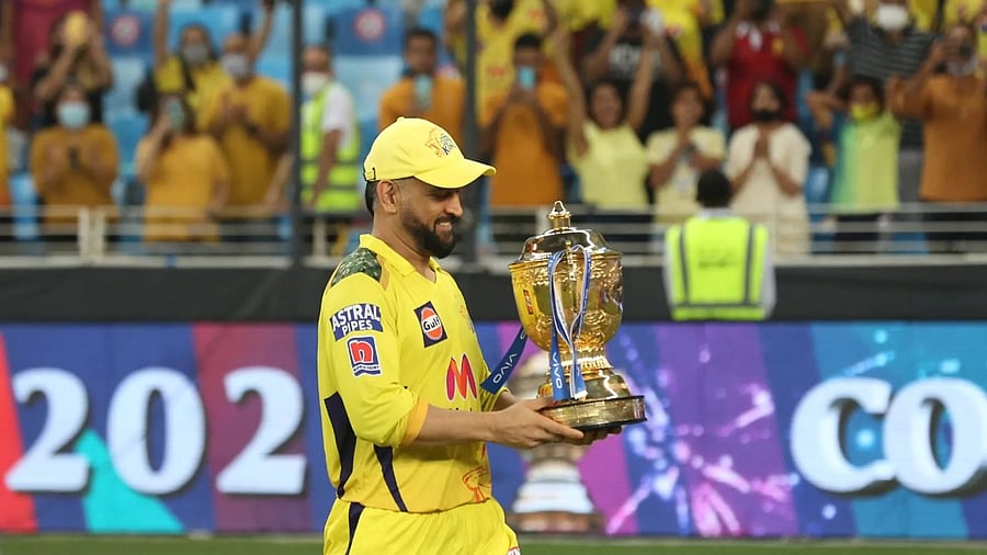 MS Dhoni poses with the IPL trophy. Credit: iplt20.com / Arjun Singh / Sportzpics for IPL