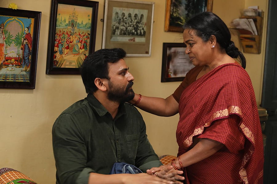 Dhananjaya and Umashree in 'Rathnan Prapancha'. 
