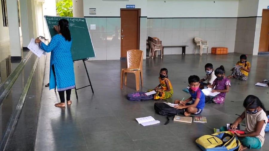 A volunteer teach schoolchildren under the 'Makkalige Ganitha Kalike Andolana' in Mangaluru. Credit: DH Photo