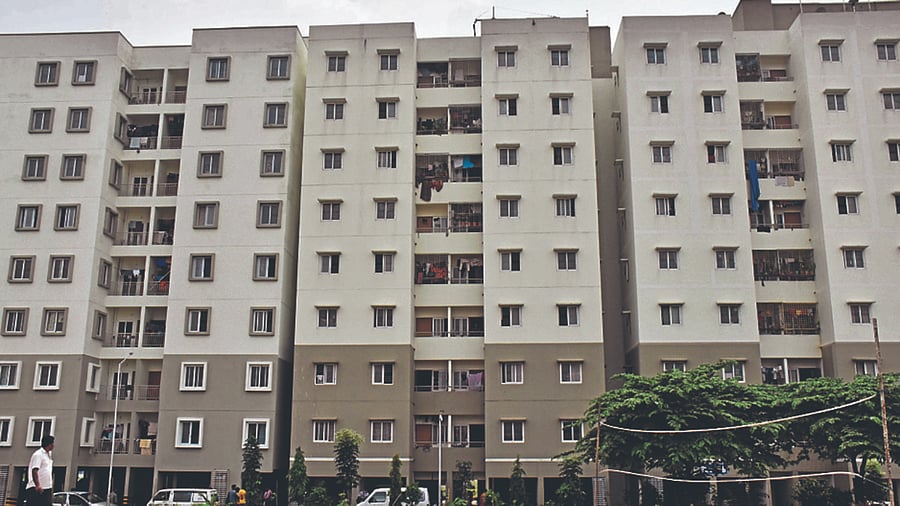 Seven storeyed police quarters tilts after heavy rains at Binny Mills in Bengaluru. Credit: DH Photo