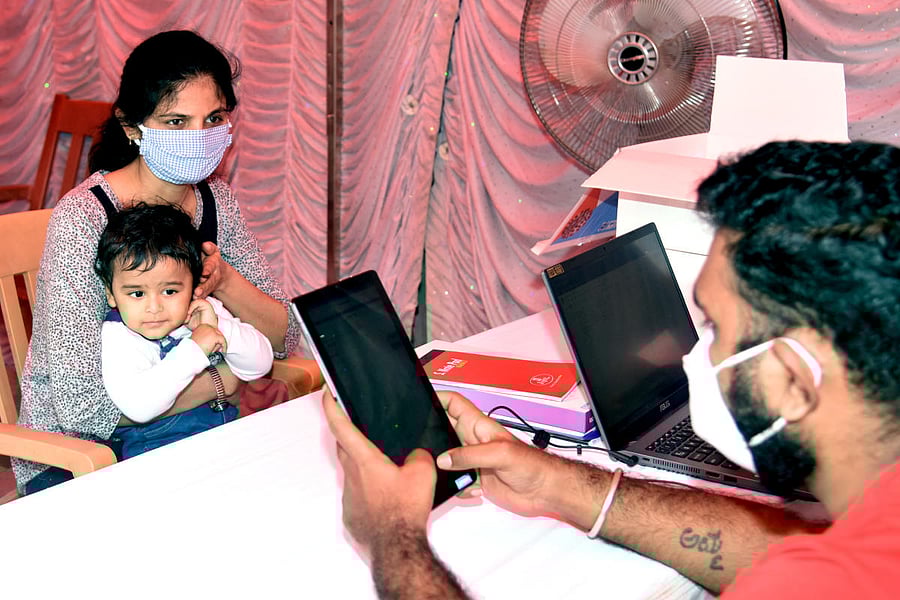 Health staff registering names of Bowring Institute members and workers in online, they are participated in Coronavirus checking in Free check up at Covid 19 lockdown unlock 04 relief organised by Bowring Institute in association with BBMP in Bengaluru on. Credit: DH Photo