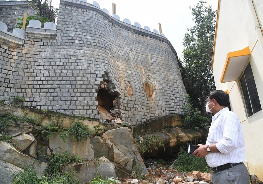 The wall had been weakened by incessant water seepage on one side, and a part of it eventually gave way. Credit: DH Photo