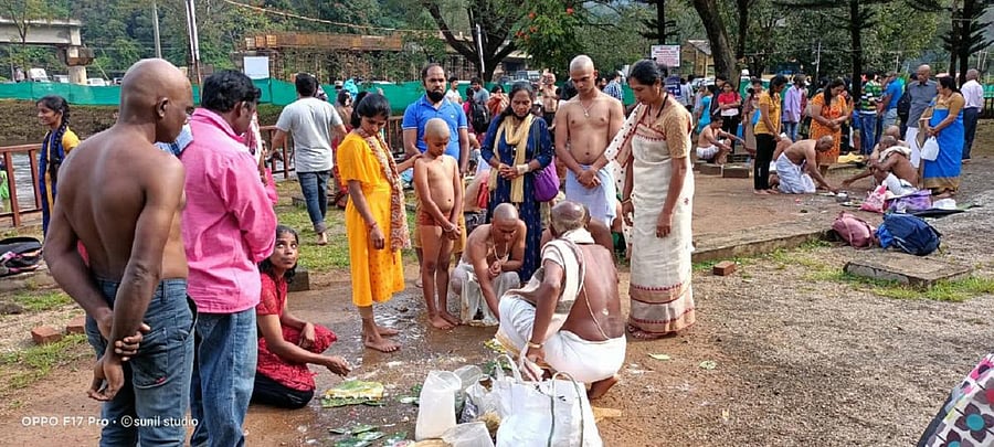 People make offerings to their ancestors at Triveni Sangama on Sunday. DH Photo