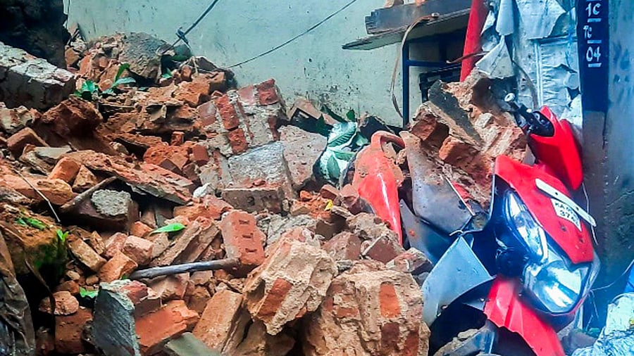 Building collapse in Rajajinagar. Credit: DH Photo