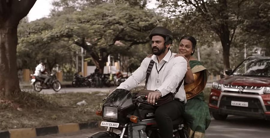 Dhananjaya and Umashree in 'Rathnan Prapancha'. 