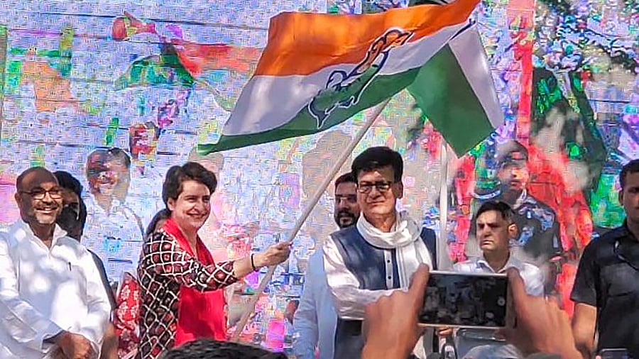 Congress General Secretary Priyanka Gandhi Vadra flags off 'Pratigya Yatra' in Barabanki. Credit: PTI Photo