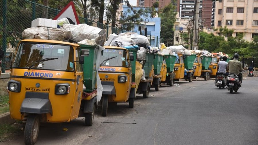 The BBMP wants citizens to track garbage-collecting auto tippers. Credit: DH File Photo