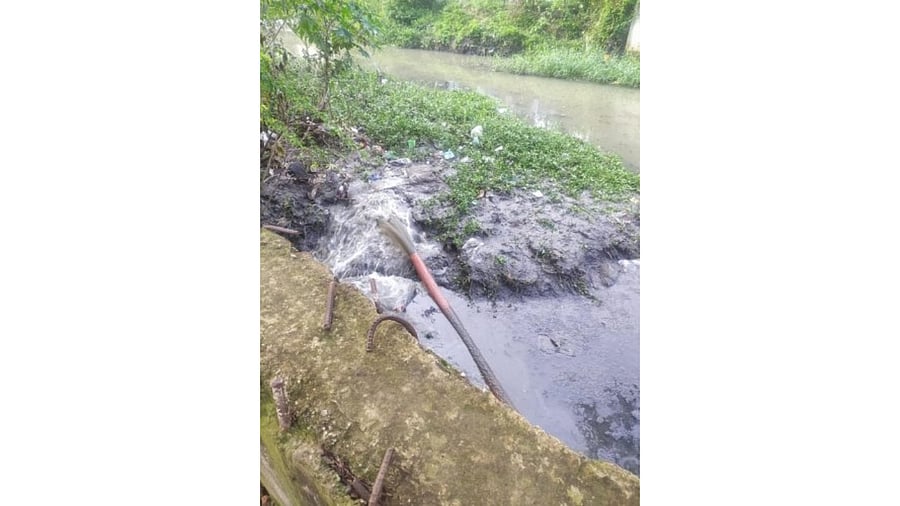 Sewage being pumped into the stormwater drain that links Hebbal Lake. Credit: DH Photo