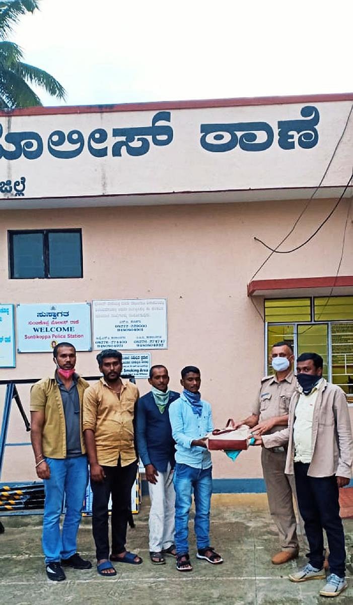 Auto drivers Sunil and Mujeeb returned a bag with cash, a mobilephone and documents to its owner at Suntikoppa in the presence of the police.