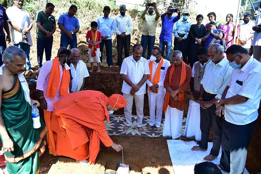 Arameri Kalancheri Mutt pontiff Shanthamallikarjuna Swami performs the 'Bhumi puja' for Rama Mandira in Bhagamandala on Friday.
