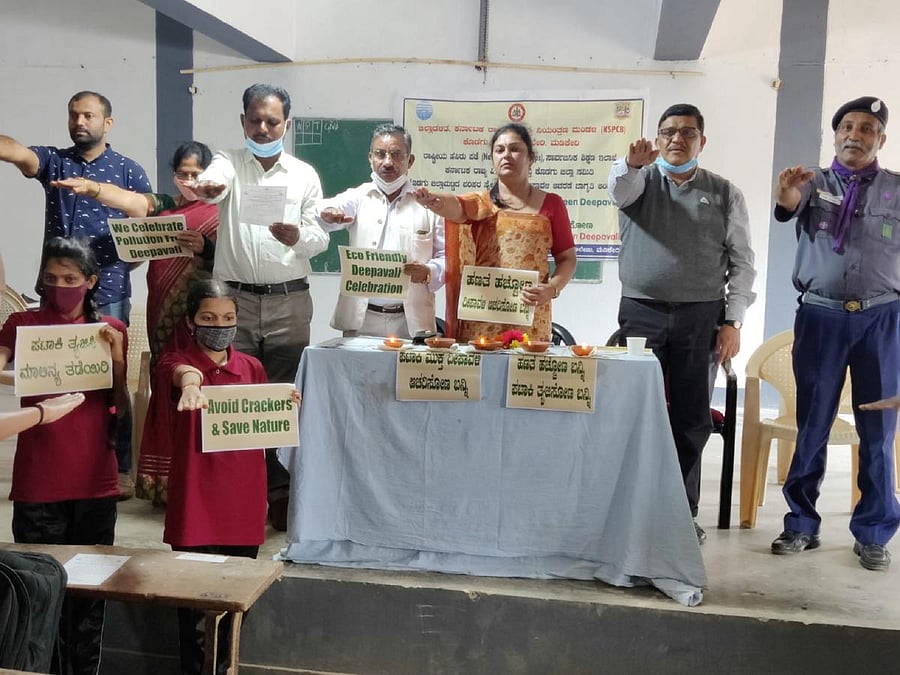 CMC president Anitha Poovaiah administers an oath on eco-friendly Deepavali celebrations in Madikeri.