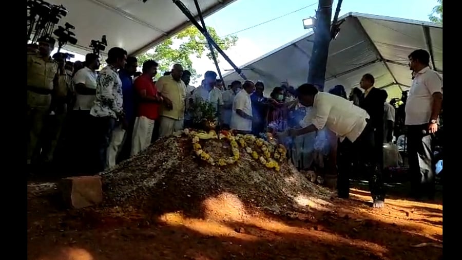 A man pays respect to the late Puneeth Rajkumar during a funeral at the Kanteerava Studios in Bengaluru. Credit: DH Photo