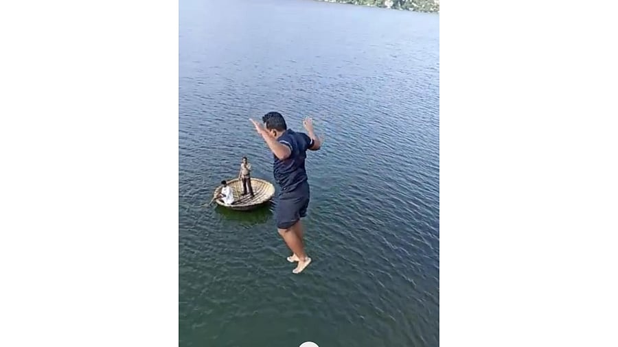 Koppal DC Vikash Kishor dives into Sanapura tank near Gangavathi. Credit: Special arrangement