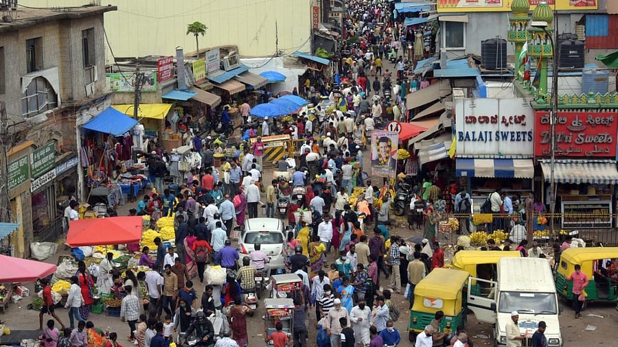 KR Market and the surrounding areas were swarming with shoppers on Thursday. Credit: DH Photo/Pushkar V