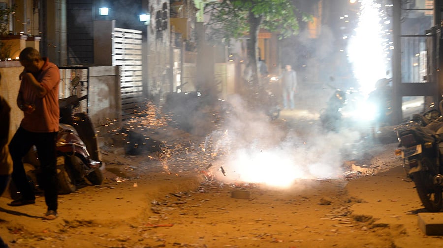 The bursting of firecrackers in the last three days has added to the pollution as PM 10 has gone up by 100 micrograms and PM 2.5 by 60 micrograms per 1,000 litres of air. Credit: DH File Photo