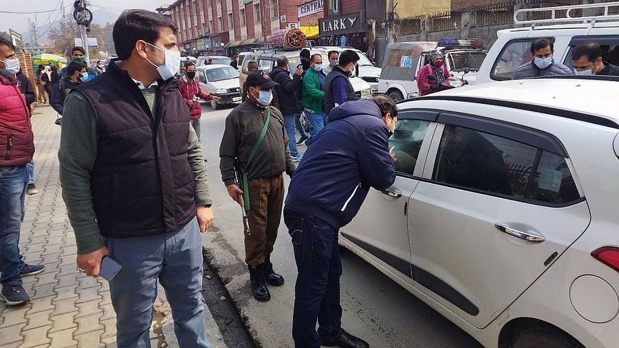  Srinagar Deputy Commissioner, Aijaz Asad inspects the markets in wake of spike in Covid-19 cases. Credit: PTI File Photo