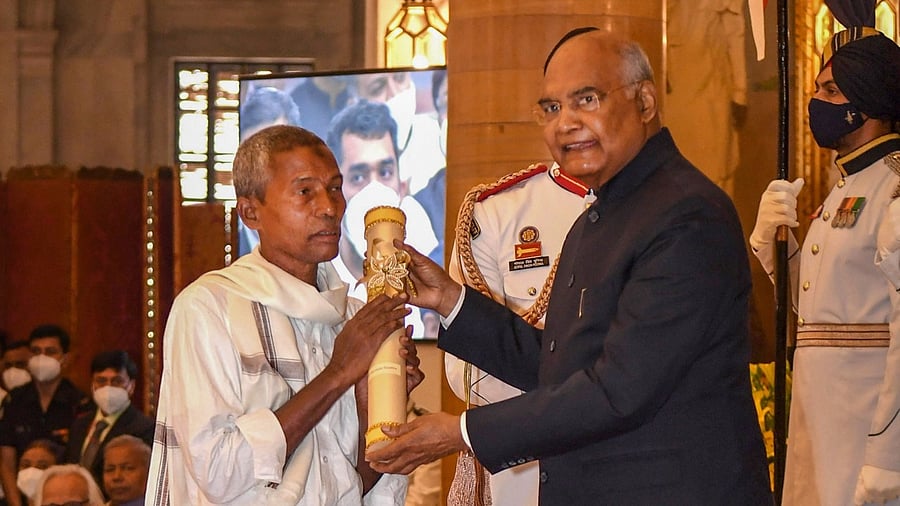 President Kovind presents the Padma Shri Award to Harekala Hajabba for Social Work, at Rashtrapati Bhavan, in New Delhi. Credit: PTI Photo