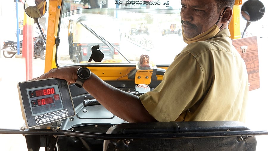 Only 75,000 autos equipped with digital fare meters are registered with the Department of Legal Metrology. Credit: DH File Photo/Satish Badiger
