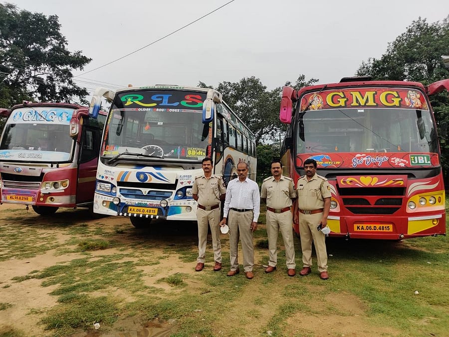 The transport department has seized 52 vehicles bearing fake number plates this year. The violators are mostly tourist buses and luxury cars.