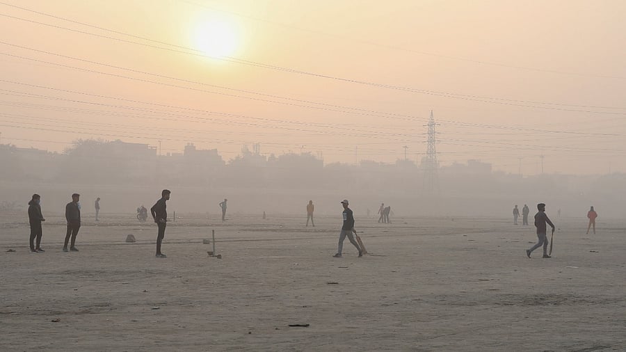 Ahead of a Supreme Court hearing on the air pollution issue, the CAQM late Tuesday night directed that schools, colleges and educational institutions in the National Capital Region will remain closed until further orders, allowing only online mode of education. Credit: Reuters File Photo
