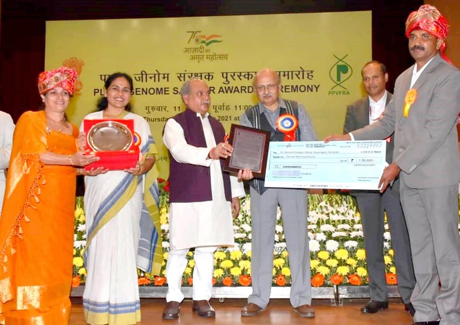 Progressive farmer Poonacha and his wife Rati Poonacha receive the Plant Genome Savior Community Award from Union Minister for Agriculture Narendra Singh Tomar and Minister of State for Agriculture Shobha Karandlaje, during a function held in New Delhi. Protection of Plant Varieties and Farmers’ Rights Authority chairman K V Prabhu looks on.