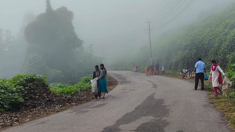 Cleanliness drive was organised recently by Kuppepadavu gram panchayat authorities in association with members of various organisations. Credit: Special arrangement