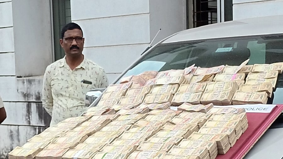 The seized demonetised currency in Mangaluru. Credit: DH Photo