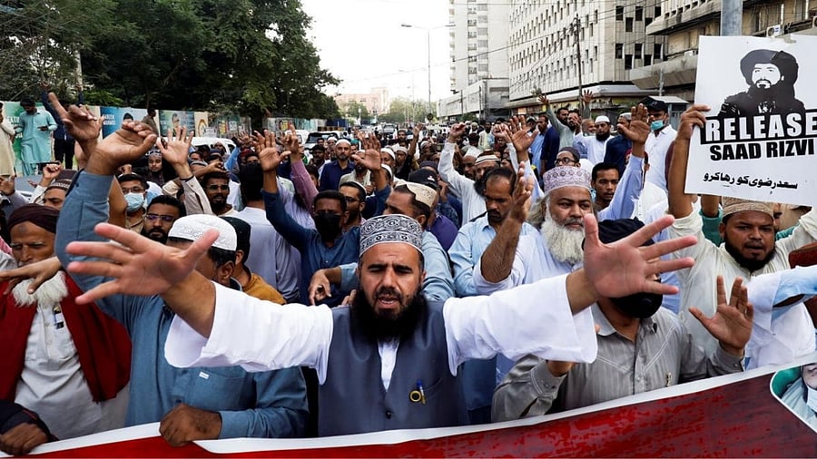 Protest by the banned Islamist political party Tehreek-e-Labbaik Pakistan in Karachi. Credit: Reuters Photo