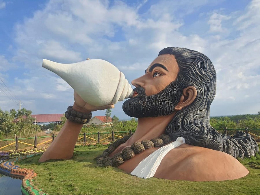 Statue of Kanakadasa in Kaginele. Photos by author