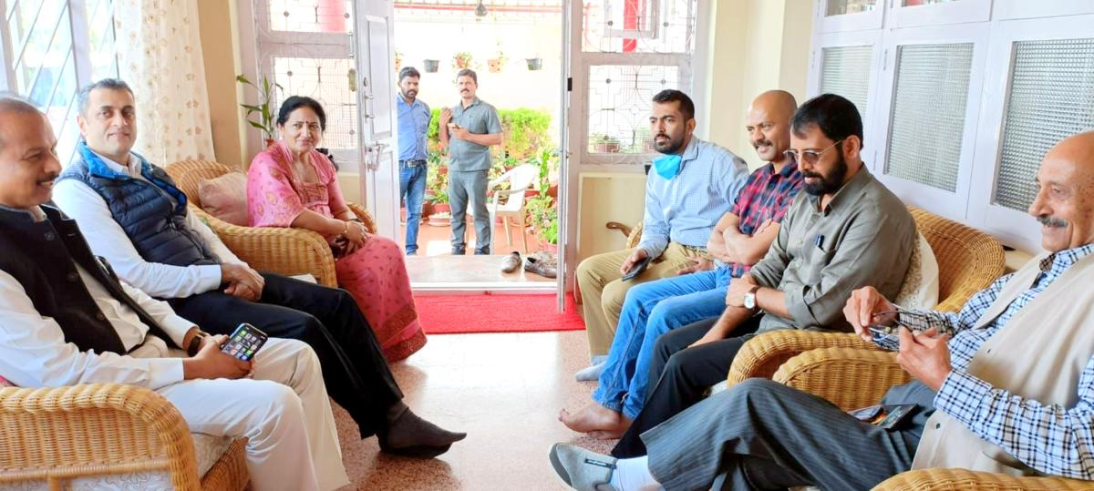 KPCC working president Dhruvanarayana holds a discussion with former minister M C Nanaiah in Madikeri.