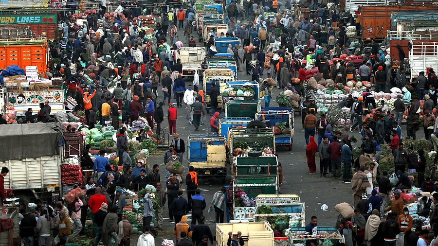 Rush at a wholesale market, after the government imposed night curfew to curb the spread of Covid-19 cases, in Jammu. Credit: PTI File Photo