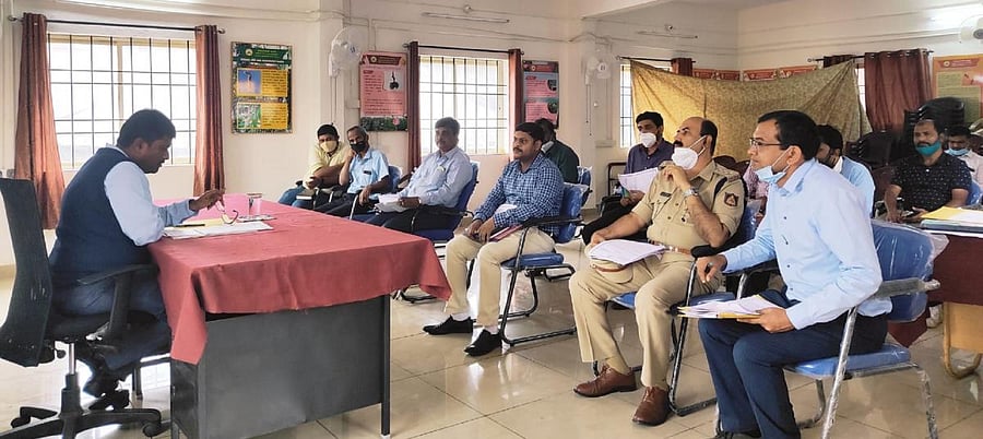 Deputy Commissioner Dr B C Sateesha chairs a meeting on the development of Raja Seat in Madikeri.