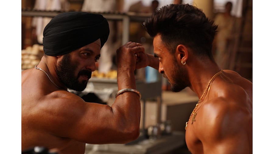 Salman and Aayush in a still from 'Antim'. Credit: Twitter/@Tutejajoginder