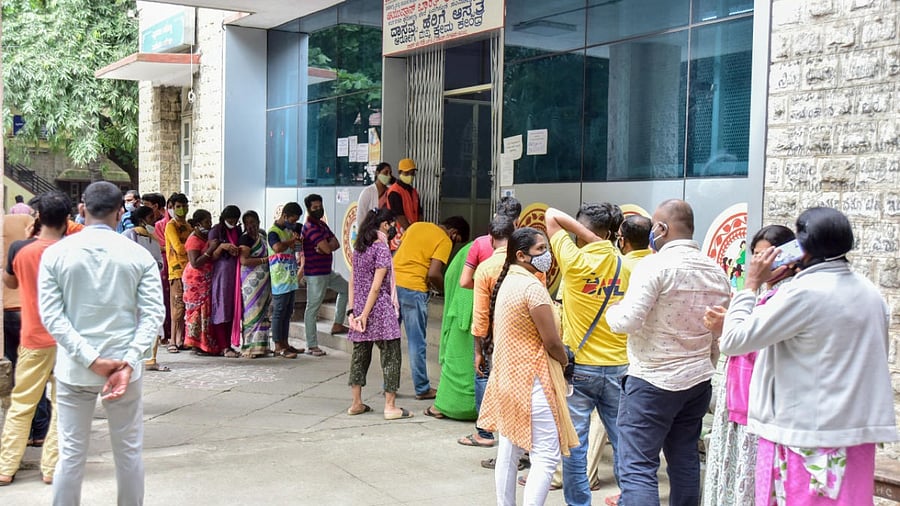 People queue up to receive Covid-19 vaccine at a hospital in Bengaluru. Credit:DH Photo