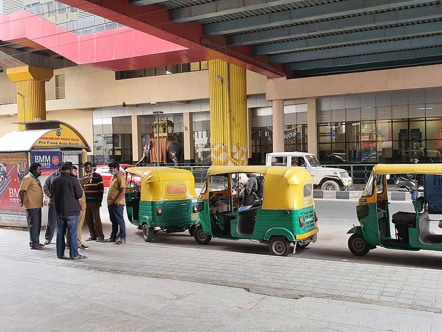 The pre-fixed auto stand on M G Road has been non-functional since the pandemic started. Many autorickshaw drivers here charge almost double the fare.