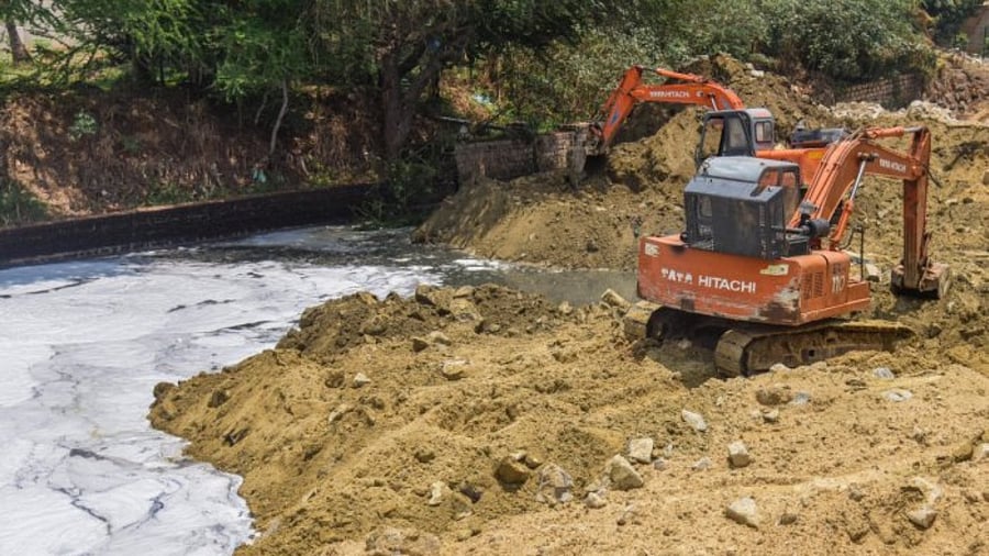 Wall constructing work is going on, for reduce foam in Bellandur lake, Bengaluru on Thursday. Credit: DH Photo