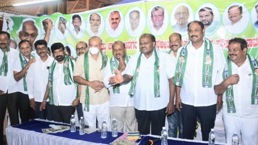 JD(S) leader H D Kumaraswamy campaigns for party candidate for Legislative Council elections from Mysuru-Chamarajanagar constituency C N Manjegowda in Mysuru. JD(S) leaders SBM Manju, Beeri Hundi Basavanna, MLA Sa Ra Mahesh, C N Manjegowda, MLA Ashwin Kumar are seen. Credit: DH Photo