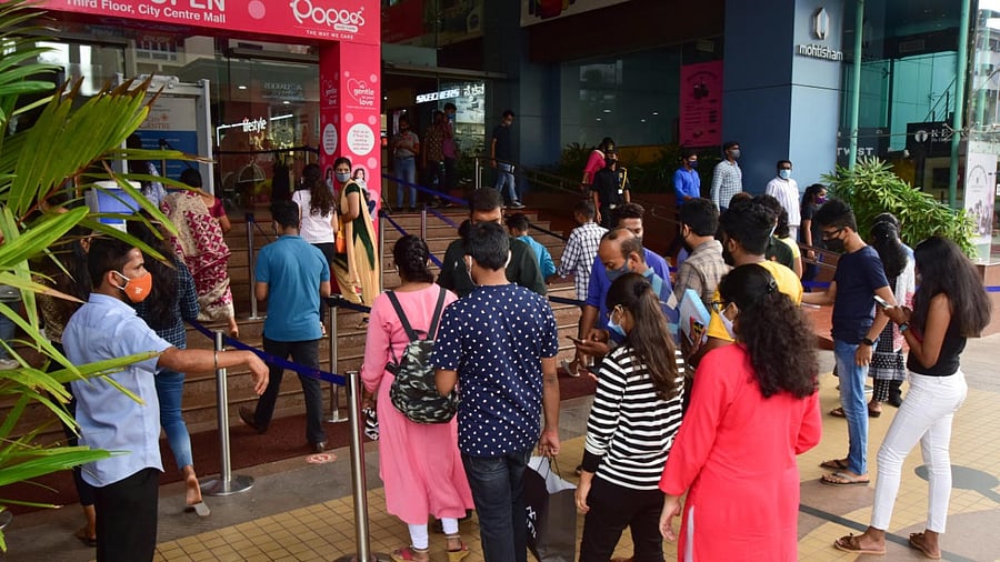 Officials of the Bruhat Bengaluru Mahanagara Palike (BBMP) held a meeting on Monday with representatives of shopping malls, complexes and other commercial establishments pertaining to the implementation of Covid-appropriate Behaviour. Credit: DH Photo