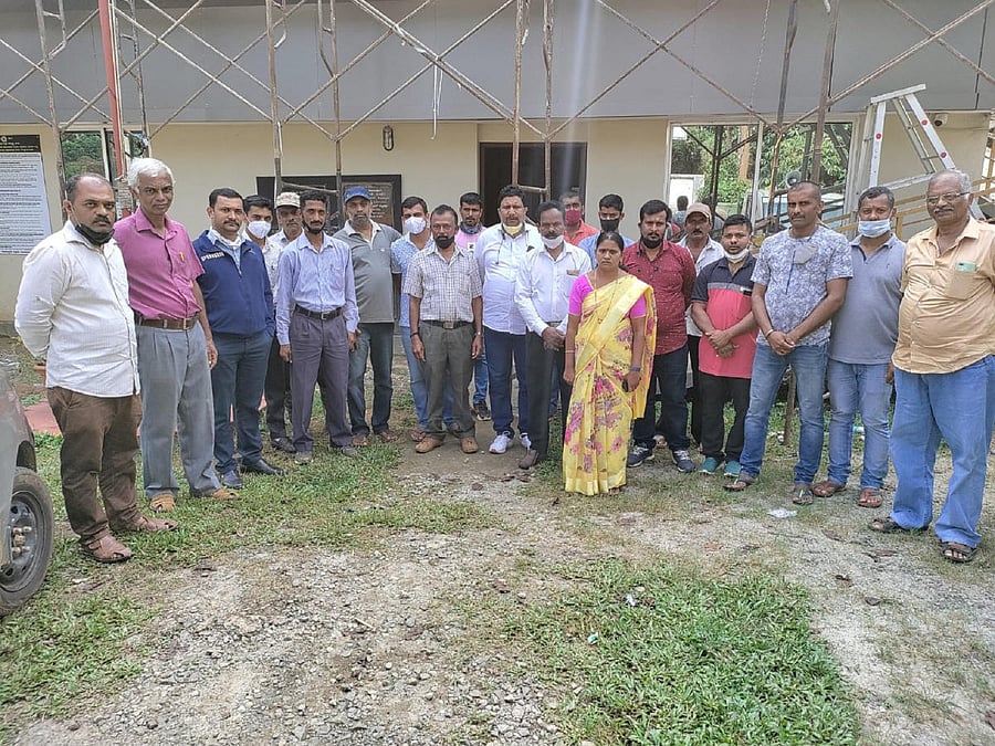 Gram Panchayat members and villagers express their anger at the pathetic condition of Hoddur-Murnad Road on the premises of Hoddur GP.