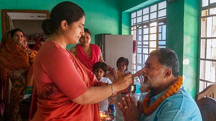 Jan Adhikar Party chief Rajesh Ranjan aka Pappu Yadav being offered sweet by his wife and Congress MP Ranjeet Ranjan. Credit: PTI Photo