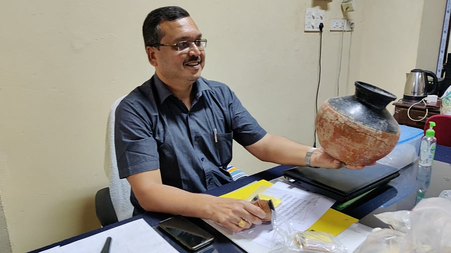 <div class="paragraphs"><p>Amarnath Ramakrishna, Superintending Archaeologist of the ASI, with a pot unearthed from the Keeladi excavation site during the first two phases in 2015 and 2016. </p></div>