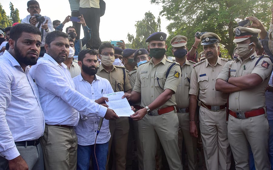 Popular Front of India (PFI) leaders submit a memorandum to DK Superintendent of Police Sonawane Rishikesh Bhagawan on Friday. Mangaluru Police Commissioner N Shashikumar is also seen.