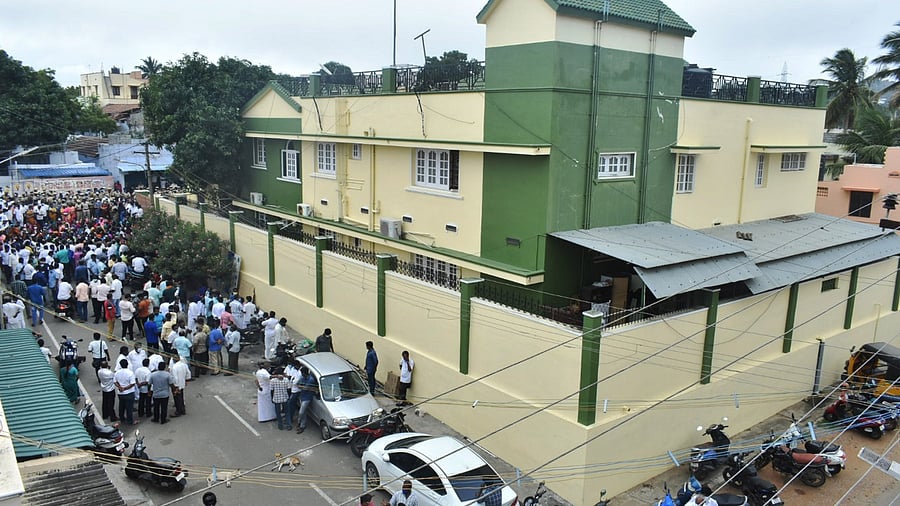 Thangamani is the fifth AIADMK leader to come under the scanner. Party members had blocked roads during a DVAC raid at SP Velumani's house in August. Credit: DH File Photo