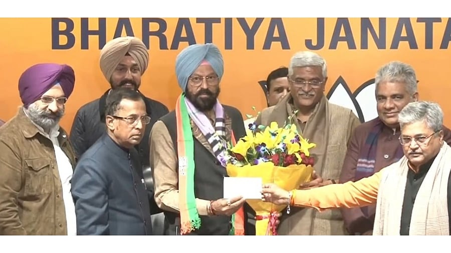 Rana Gurmit Singh Sodhi (C) joins BJP in the presence of Union ministers Gajendra Singh Shekhawat and Bhupender Yadav. Credit: Facebook/BJP4India