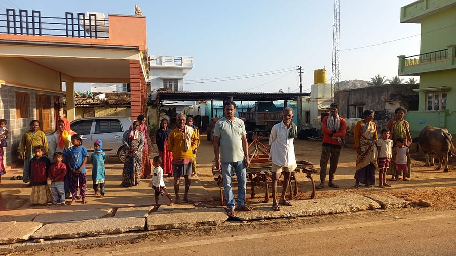 Villagers of Hosahalli in Chikkaballapura taluk came out of their houses after witnessing tremors. Credit: DH Photo