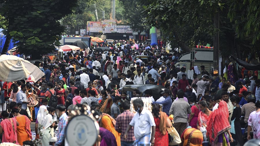 A crowded weekly market in Mumbai. Credit: PTI File Photo