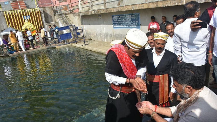 KPCC President D K Shivakumar receives theertha after offering prayers at Talakaveri in the Kodagu district. Credit: DH photo