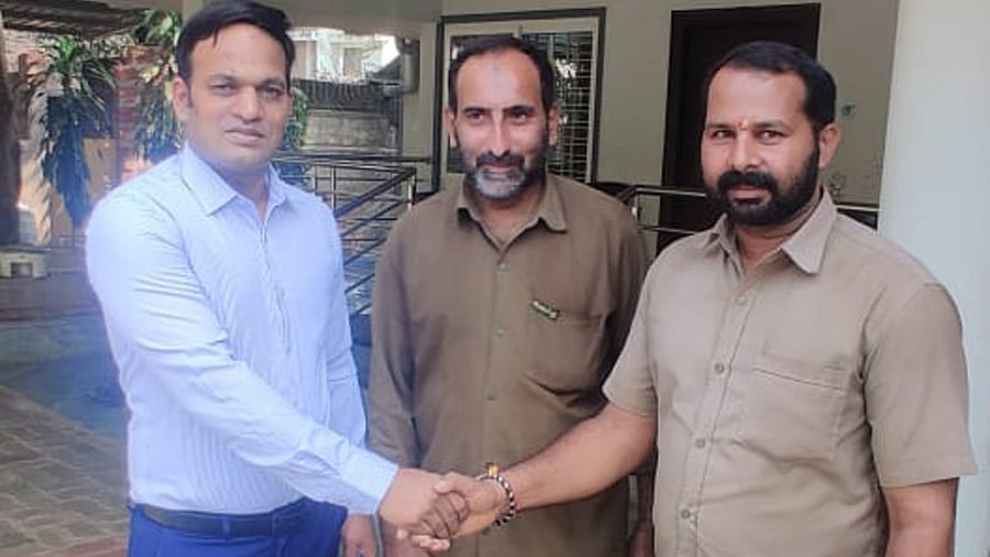 City Police Commissioner N Shashi Kumar meets bus conductor and driver who had handed over Rs 10,000 found on the seat of the bus to the police, in Mangaluru. Credit: Special Arrangement